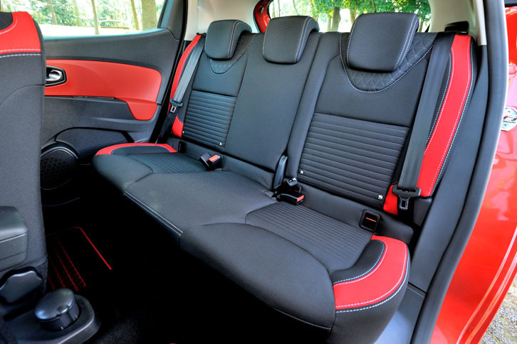 「インテンス」ではフロントに合わせて、リアシートの色使いも変更されている。