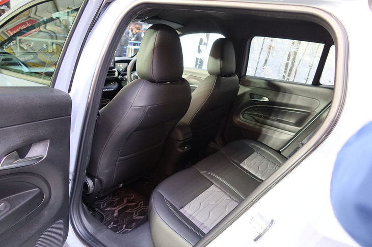 ジープ・アベンジャー4xeハイブリッド（インテリア）