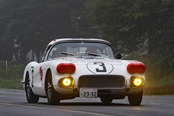 榛名湖周遊道路を行く1960年「シボレー・コルベット」。同年のルマン24時間にカニンガム・レーシングから参戦し、初挑戦ながら総合8位、GT 5.0クラス優勝を果たしたマシンを模している。