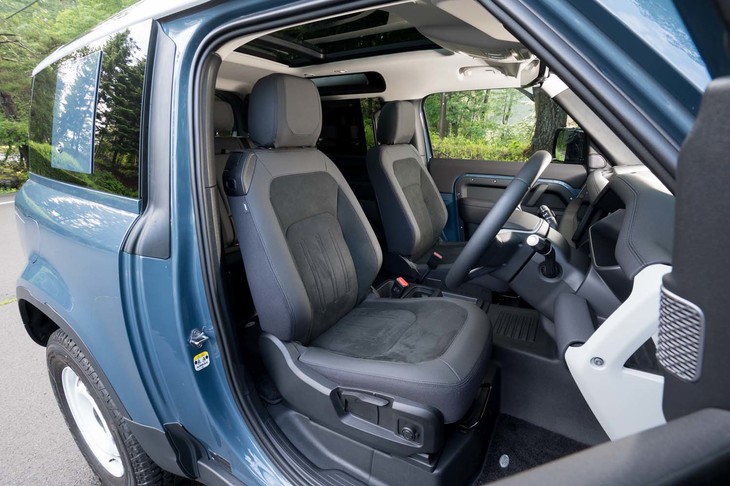 シートは合皮とファブリックのコンビ表皮が標準で、リクライニングとランバーサポートのみ電動調整が可能。試乗車はウオークスルー仕様だったが、本来はセンターコンソール仕様が標準だ（無償で変更可能）。