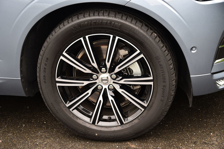 「XC60 D4 AWDインスクリプション」は、19インチの10スポークホイール（写真）を標準装備。試乗車はミシュランの「ラティチュードスポーツ3」タイヤを装着していた。