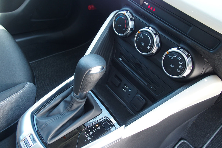 マツダ2 15 BD（センターコンソール）