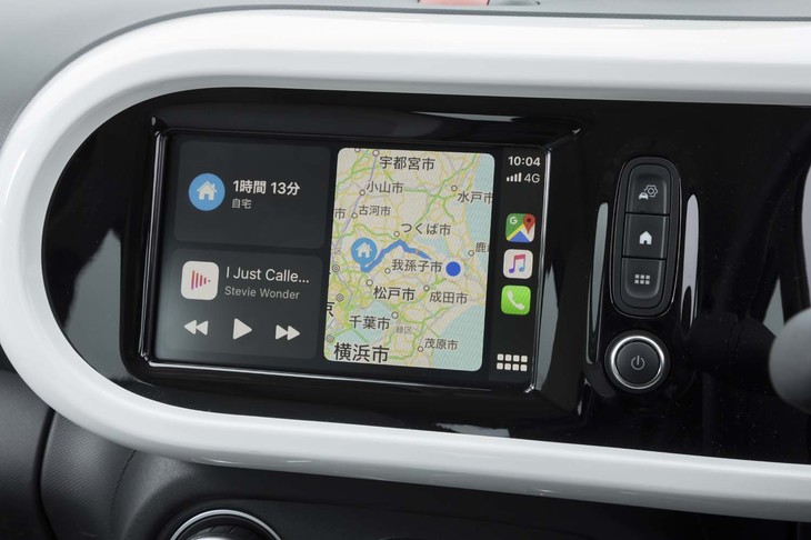 ダッシュボード中央の7インチタッチスクリーンはApple CarPlay（写真）やAndroid Autoに対応。音声による操作もできる。