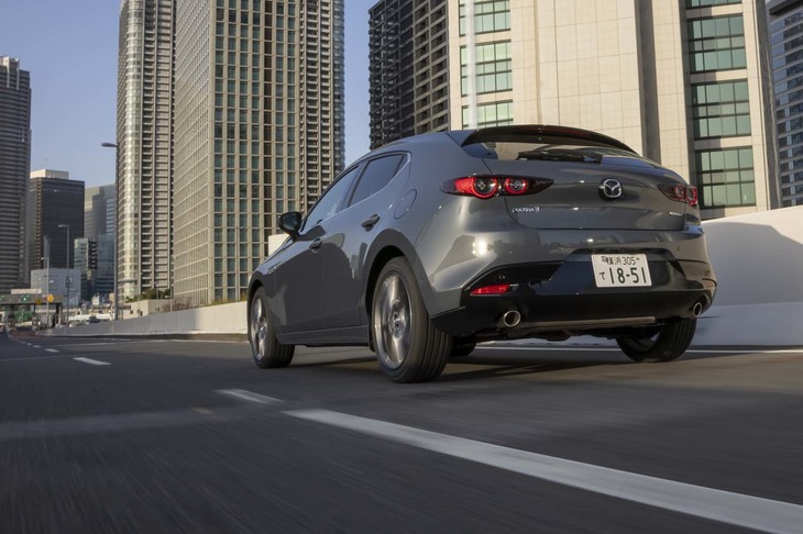 「アドバンdB V552」においては、その前身となる「V551」比でロードノイズが32％減少。転がり抵抗性能も全サイズ「A」を取得しており、燃費性能が向上している。