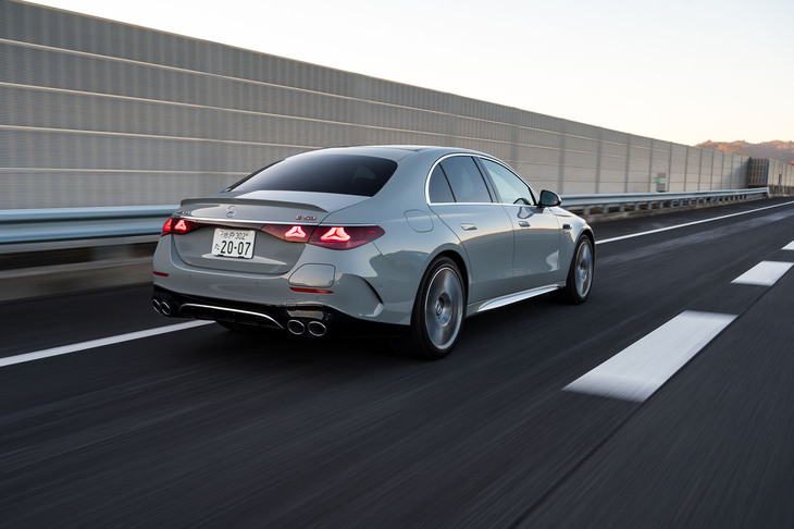 エンジンとモーター、バッテリーを合わせたシステム全体で最高出力585PS、最大トルク750N・mを発生。レーススタートモード作動時は一時的に612PSにまで高められる。