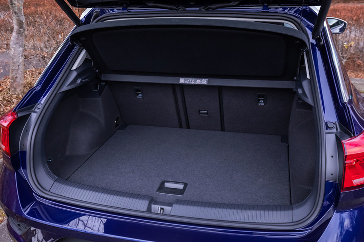荷室容量は5人乗車の通常使用時で445リッター、後席の背もたれをすべて前方に倒せば1290リッターに拡大できる。ゴルフバッグを横向きに2個搭載できるのも「Tロック」の特徴。