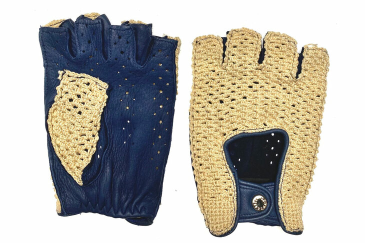 フィンガーレスのドライビンググローブ。はっ水性、グリップ性、そして美しさの3点を兼ね備える。（photo：Restelli Guanti）