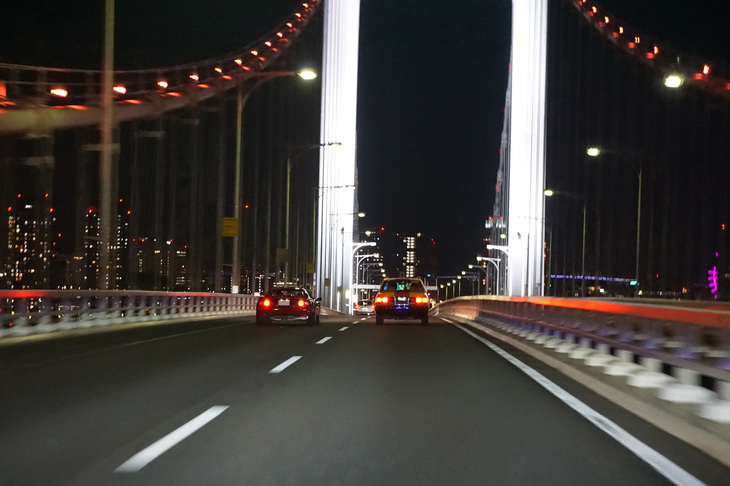 前方から聴こえてきた聖なるサウンドの正体は、まさかの「フェラーリ328」！