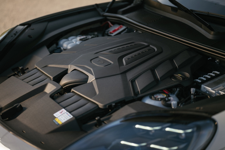 「カイエンS Eハイブリッド」のパワートレインは、3リッターV6ターボエンジンとモーター、トルコン式8段ATの組み合わせ。システム出力は「カイエンEハイブリッド」より49PS高い519PSとなっている。