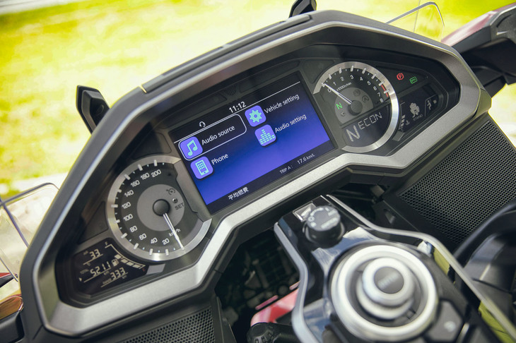 長大なメーターパネルの中央に装備される、7インチのTFT液晶ディスプレイ。各種インフォテインメント機能に加え、トルクコントロールのON／OFFや、プリロードアジャストなどのセッティングなどもここで行う。