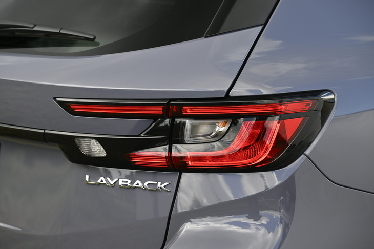 車名の「レイバック（LAYBACK）」とは、「くつろぐ」や「ゆったり」「リラックスできる」という意味の英語「Laid Back」をもとにした造語。スバルは「ゆとりある豊かな時間や空間を大切にする気持ち」をそのネーミングに込めたという。