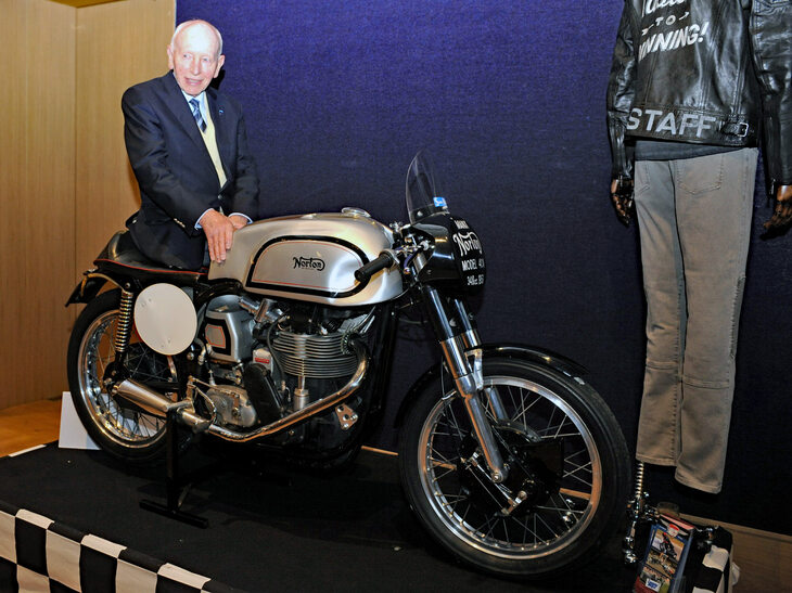 1950年代にはフェザーベッドフレームを用いた「マンクス・ノートン」（「マン島仕様のノートン」の意）を開発。ジェフ・デュークやジョン・サーティースらの手により、レースで活躍した。写真は後年のイベントより、「マンクス500」とジョン・サーティース。