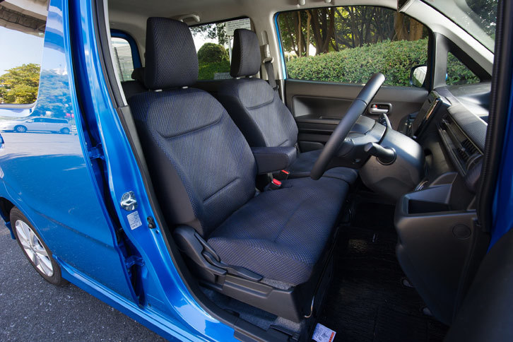 フロントシートはベンチ式。助手席の座面の下には取り外し可能な取っ手付きのシートアンダーボックスが備わる。