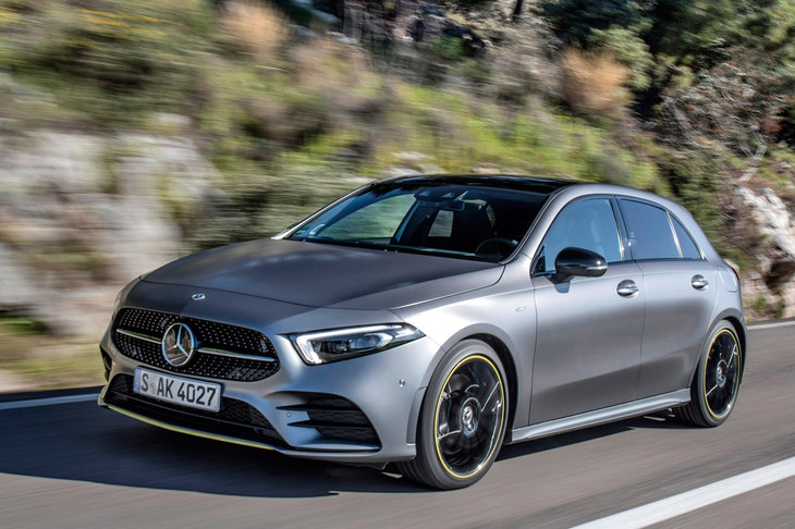 「A250」には最高出力224psを発生する2リッター直4ガソリンターボエンジンが搭載されており、0-100km/h加速は6.2秒、最高速は250km/hという動力性能を実現している。