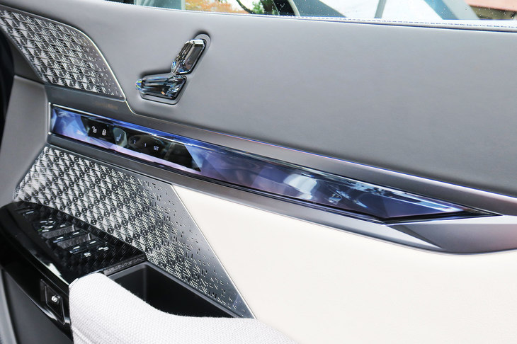 BMW i7 xDrive60eエクセレンス（フロントドアインナーパネル）