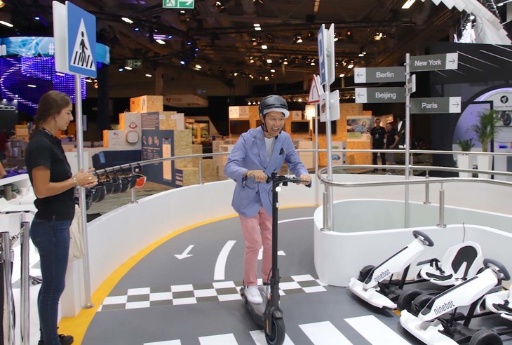 セグウェイ-ナインボットは、2019年にドイツで施行された公道キックスクーター規格に準拠した「MAX G30D」を発表した。これに関しては近日機会をあらためて。