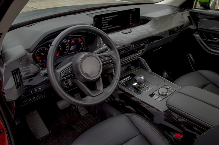 「CX-60 e-SKYACTIV PHEVプロトタイプ」のインテリア。外装と同じくインテリアにもカムフラージュが施されており、内装デザインや質感を確認することはできなかったが、欧州で発表されたトップグレードにはメープルウッドやナッパレザーなどの素材が用いられている。ダッシュボード上のタッチ式ディスプレイのサイズは12.3インチ。