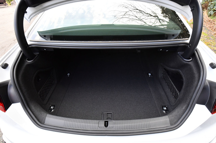 荷室容量450リッター、奥行き1079mm、幅1000mmのラゲッジスペース（数値は欧州仕様車のもの）。後席の背もたれには40：20：40の分割可倒機構が備わっている。