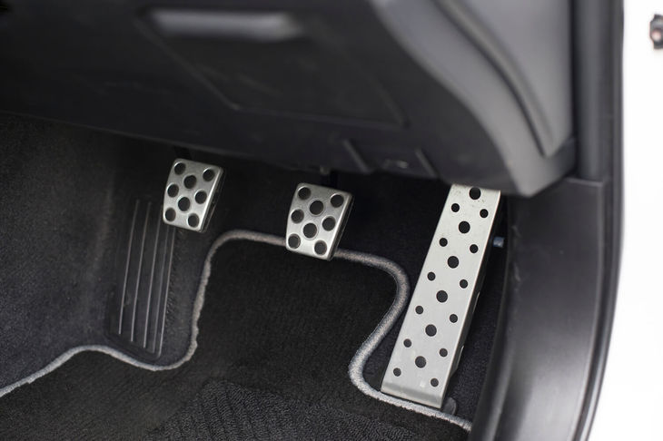 ゴム製の滑り止めがスポーティーな雰囲気を漂わすABCペダル。細やかな操作にも忠実に反応するブレーキや、自然なつながりのクラッチも「マークX“GRMN”」の特徴だった。