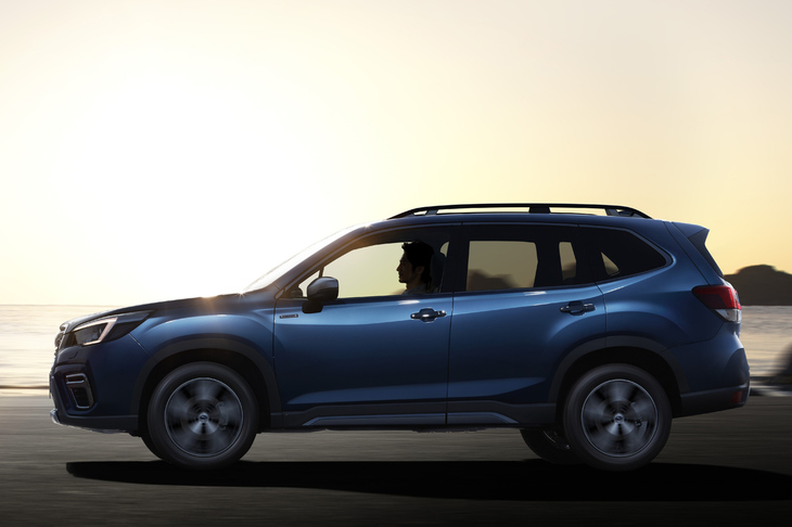 ホイールベースの外側、ボディーの端の端に備わるランプ類は、クルマの性能という観点からすると「あまり重くしてほしくない」という。