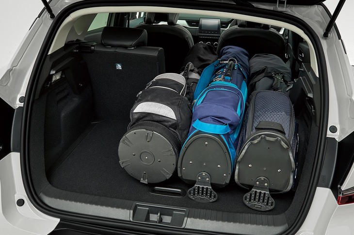 荷室の容量は最大1235リッター。写真はゴルフバッグを3つ縦に積んだ様子。