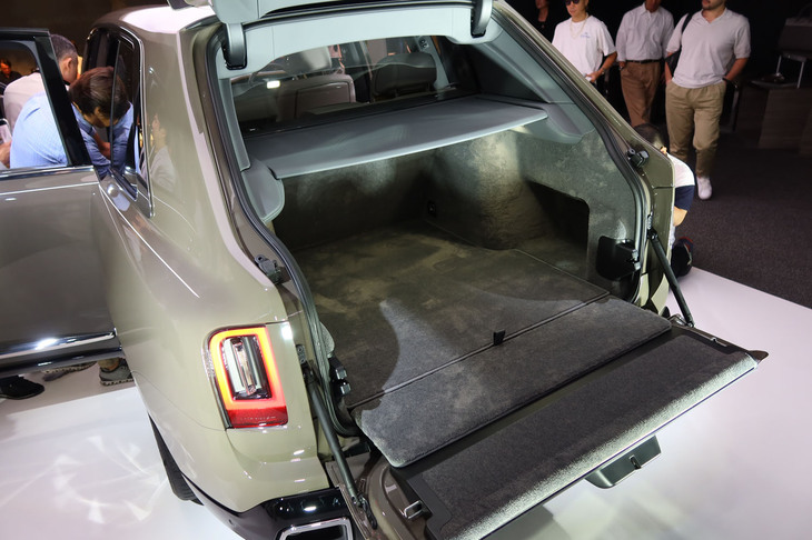 バックドアは上下に開く2分割式となっている。