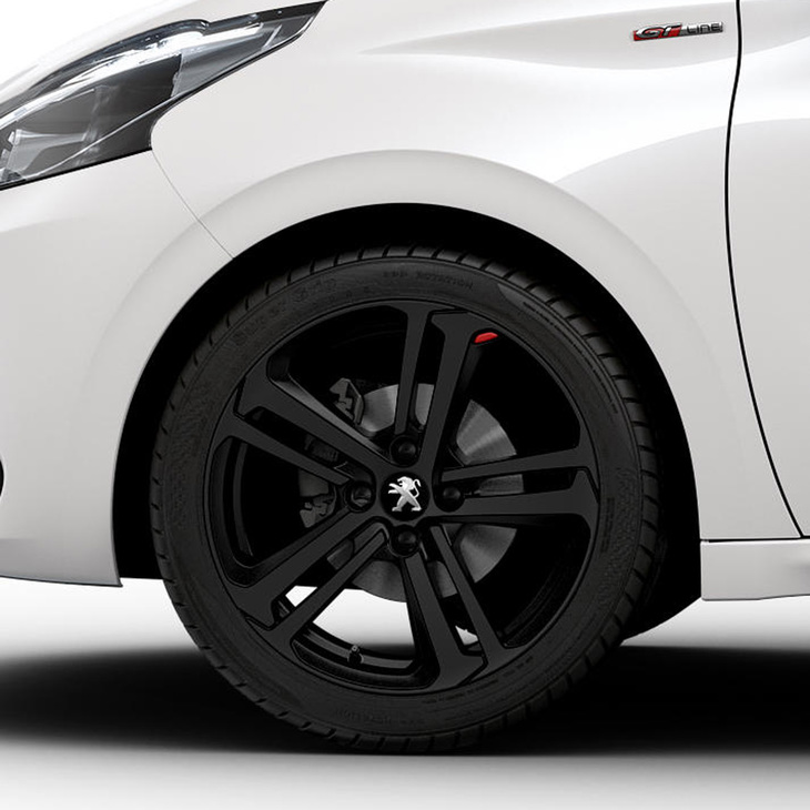 17インチの専用シャイニーブラックアロイホイールと205/45R17タイヤを採用。