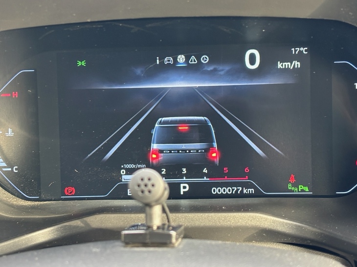 メーターは8インチのフル液晶タイプに変更。表示モードは2パターンから選べる。