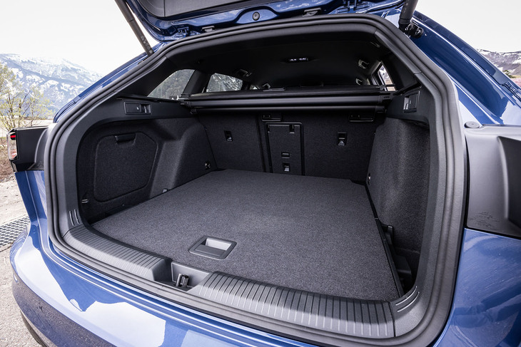 「ゴルフヴァリアント」の荷室容量は、後席を使用した状態で611リッター、後席をたたむと1642リッターに拡大できる（VDA計測値）。