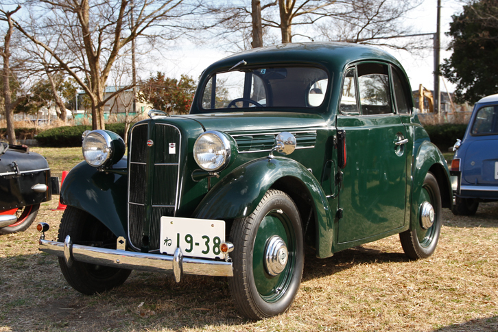 美しく仕上げられた、唯一の戦前型国産車だった1938年「ダットサン17型クーペ」。16ps/3600rpmを発生する水冷直4サイドバルブ722ccエンジンを搭載。当時のダットサンには、このクーペのほかに2ドアセダン、フェートン（セダンのオープン版）、ロードスター（クーペのオープン版）というボディーバリエーションが存在した。