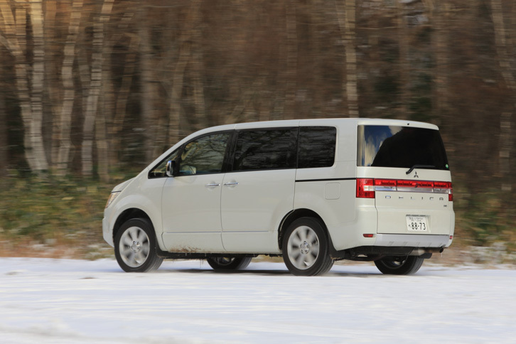 「デリカD：5」にはFFベースの電子制御式4WDシステムが搭載されており、状況に応じて「2WD」「4WDオート」「4WDロック」の3種類から走行モードを選択できる。