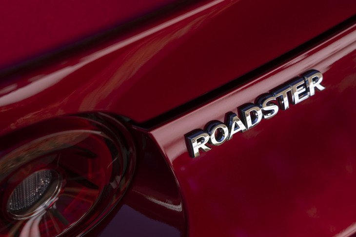 【マツダ・ロードスターRSのスペック】
	ボディーサイズ：全長×全幅×全高＝3915×1735×1235mm／ホイールベース：2310mm／車重：1040kg／駆動方式：FR／エンジン：1.5リッター直4 DOHC 16バルブ／トランスミッション：6段MT／最高出力：136PS（100kW）/7000rpm／最大トルク：152N・m（15.5kgf・m）/4500rpm／タイヤ：（前）195/50R16 84V／（後）195/50R16 84V（ヨコハマ・アドバンスポーツV105）／燃費：16.8km/リッター（WLTCモード）／価格：367万9500円
	
	【取材時の燃費データ】
	テスト距離：308.2km（市街地2：高速道路6：山岳路2）／使用燃料：23.5リッター（ハイオクガソリン）／参考燃費：13.1km/リッター（満タン法）／13.0km/リッター（車載燃費計計測値）