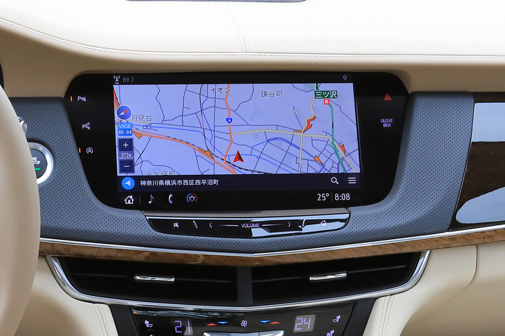 新たに採用された完全通信車載ナビ。定期的な地図更新を必要としない利便性と、車両搭載センサーとの連携による高精度な自車位置測定を特長としている。