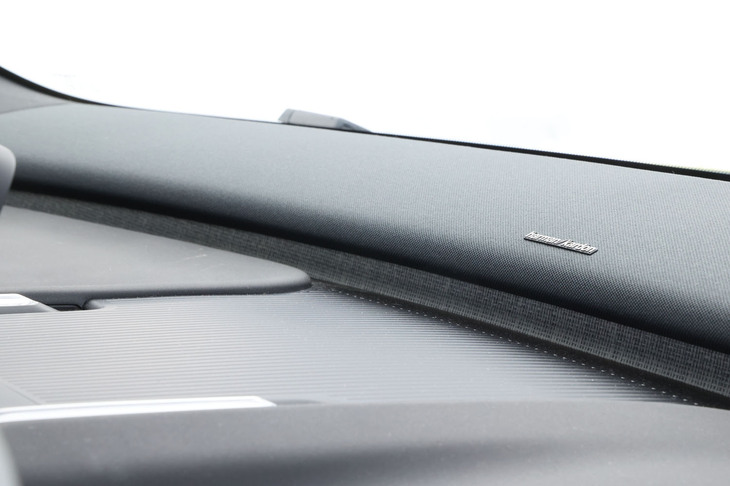 ダッシュボード上にサウンドバータイプのharman/kardonのプレミアムサウンドオーディオシステムを設置。これは標準装備となるアイテムで、9個のスピーカーと総出力1040Wのアンプで構成される。ドアにスピーカーを設置しないのは、ドア内の配線を少なくするためとボルボは説明している。