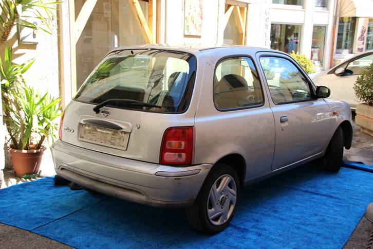 古い「マイクラ」はブルーのカーペット上に鎮座している。