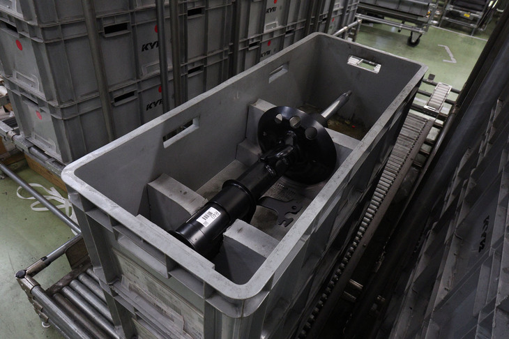 ラインオフされ納品を待つ「トヨタ・センチュリー」用のショックアブソーバー。カヤバではトヨタ向けの製品比率が高く、全体の15％を占めているという。