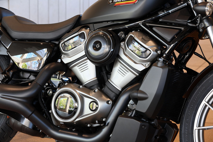 ハーレーが「液冷式V-Twin」と称する、水冷式V型2気筒DOHCエンジンの「レボリューションマックス」。「ナイトスター」および「ナイトスター スペシャル」のエンジンは、975ccの排気量から89HPの最高出力と95N・mの最大トルクを発生する。