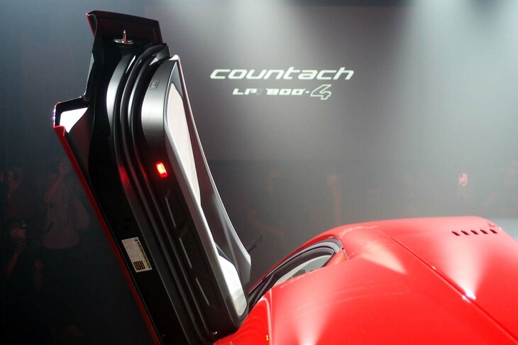 ランボルギーニ・カウンタックLPI800-4（跳ね上げ式ドア）