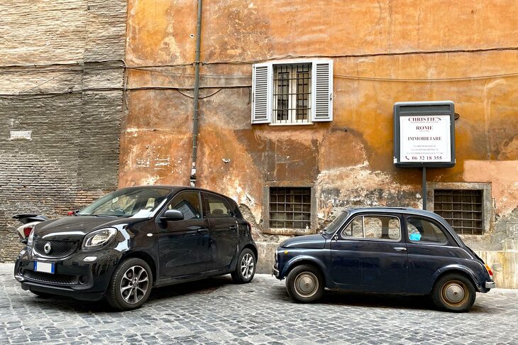 シティーカーの大先輩、「フィアット“ヌオーヴァ”500」（写真向かって右）と。