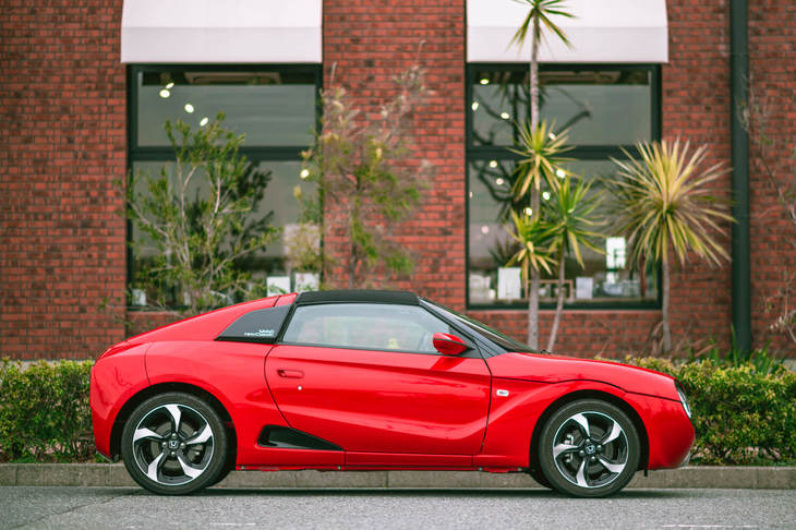 サイドビューにはリアに向かってキックアップするキャラクターラインが残る。