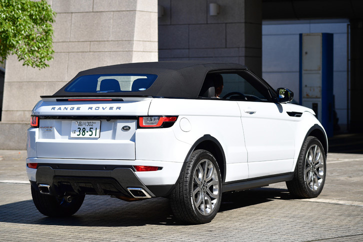 ソフトトップを閉じた状態のリアビュー。