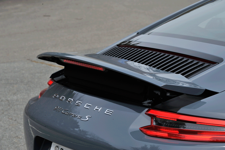 車速に応じて自動で上下するリアスポイラー。ターボエンジンを搭載する新型では、インタークーラーへ空気を導入するフラップの役割も担っている。（写真をクリックすると、格納される様子が見られます）