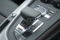 トランスミッションは、トルクコンバーター式の8段AT。ステアリングホイールのシフトパドルによるマニュアル操作も可能。