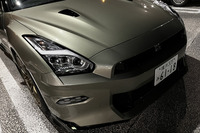 「GT-R」の2024年モデルで大きく変わったのは顔だ。フロントバンパーとリアバンパー、リアウイングに空力性能を向上させる新たなデザインを採用し、空気抵抗を増やさずにダウンフォースを増加させたという。