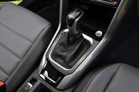 「2.0 TDI」に組み合わされるトランスミッションは、「DSG」と呼ばれる7段のDCT。写真のオーソドックスなレバー式シフトセレクターに加え、シフトパドルも標準で装備される。