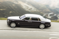 アルプスのワインディングロードを行く新型「ロールス・ロイス・ファントム」の、優雅なサイドビュー。（photo：Rolls-Royce）