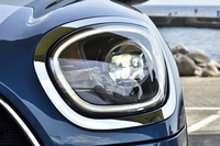 「クーパーD」ではハロゲンヘッドランプが標準。試乗車には、オプションのアダプティブLEDヘッドライト／LEDフォグランプ（14万3000円）が装着されていた。