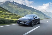 モジュラータイプの電動パワートレイン「eATS」を採用。「EQS450＋」はリアアクスルにのみ搭載しており、最高出力333PSを発生する。