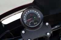 フェアリングの内側には、機械式の単眼メーターがあるのみ。選択中のライディングモードは、下部のデジタルディスプレイで確認できる。