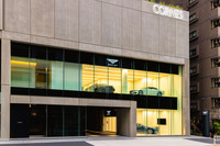 「ベントレー東京 芝ショールーム」は、コーンズ・アンド・カンパニー・リミテッドの新本社ビルに開設された。